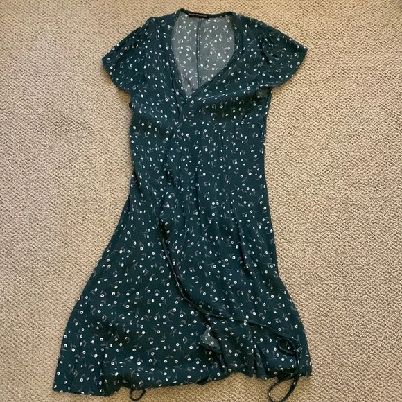 Ladies Dresses Brandy Melville Green Wrap Dress Brandy Melville Floral Green Wrap Dress! Used But Ladies Dresses Brandy Melville Green Wrap Dress Brandy Melville Floral Green Wrap Dress! Used But